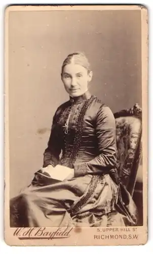 Fotografie W. H. Bayfield, Richmond, Portrait bürgerliche Dame mit Brief auf Stuhl sitzend