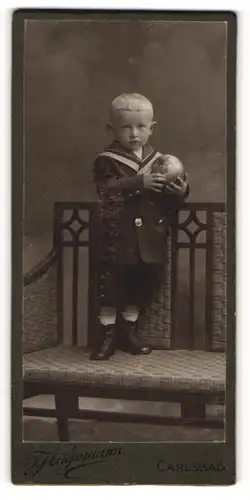 Fotografie J. Kügemann, Carlsbad, Portrait kleiner Junge im Matrosenanzug mit Ball