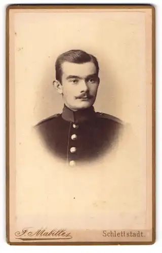 Fotografie J. Mabille, Schlettstadt, Portrait Soldat in Uniform mit Schnurrbart