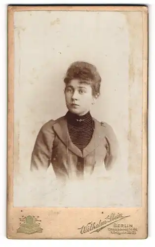 Fotografie Wilhelm Stein, Berlin, Portrait junge Dame in modischer Kleidung