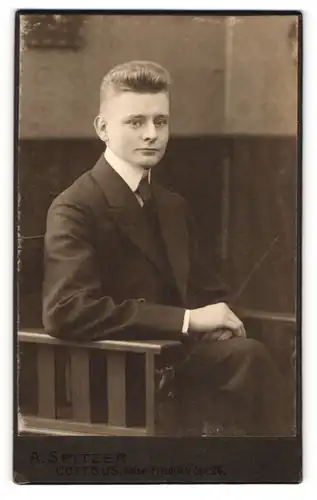 Fotografie A. Spitzer, Cottbus, Portrait junger Herr im Anzug mit Krawatte