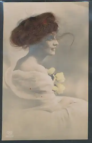 Echt-Haar-AK Frau in Seitenansicht im weissen Kleid mit gelben Blumen und braunem Haar
