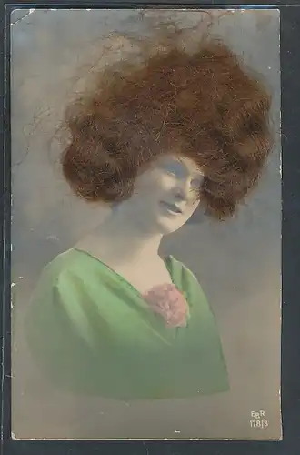 Echt-Haar-AK Frau im grünen Kleid mit pinker Blume und braunem Haar
