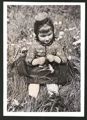 Fotografie Kleine Schwälmerin in Tracht