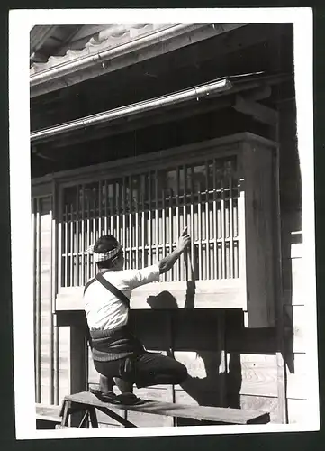 Fotografie Japanischer Handwerker arbeitet an einem Fenster, Zimmermann, Schreiner