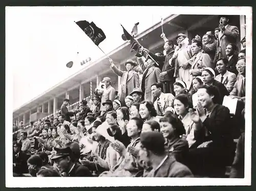 Fotografie Ansicht Tokio, 10. Meiji-Spiele, Zuschauer im Meiji-Shrine-Stadion