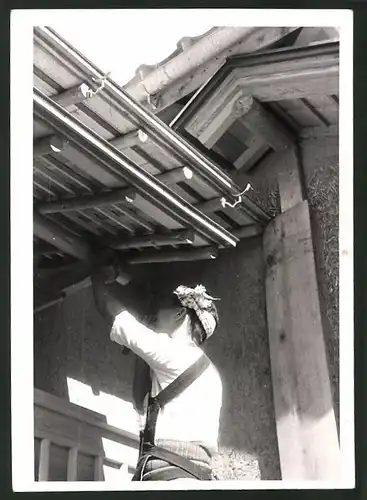 Fotografie Japanischer Dachdecker bei der Arbeit