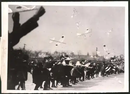 Fotografie Japans Jugend beim Modellflugwettbewerb