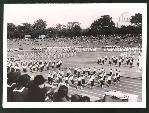 Fotografie Ansicht Tokio, 10. Meiji-Spiele im Meiji-Shrine-Stadion - Tanzvorführung von Schülerinnen