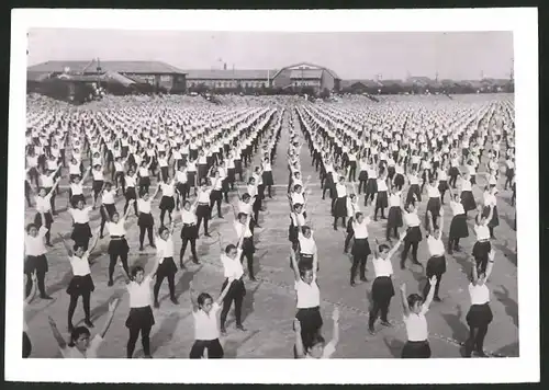 Fotografie Ansicht Osaka, Schülerinnen bei Freiübungen