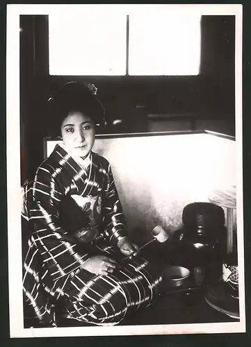 Fotografie Japanerin während Teezeremonie, Geisha, Kimono