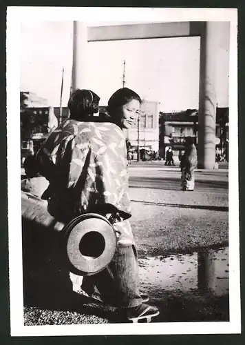 Fotografie Japanerinnen vor dem grossen Tor des Yaskunischreins - Motiv aus dem Film Das neue Asien