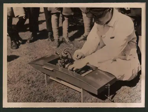 Fotografie Japanischer Konstrukteur mit Miniaturrennboot