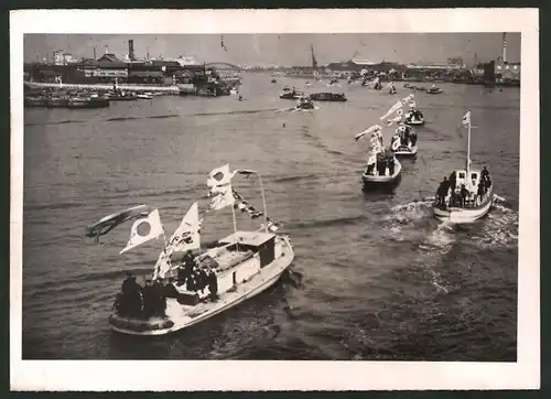 Fotografie Ansicht Tokio, Mit Fahnen geschmückte Boote anlässlich der Gründungsfeiuer des Kaiserreichs auf dem Sumida