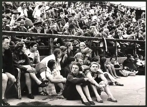 Fotografie Ansicht Wien, Volle Ränge bei Schwimmfest im Prater Stadionbad