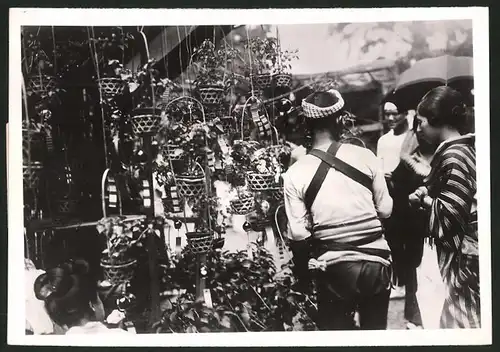 Fotografie Ansicht Tokio, Blumenverkauf, Floristik, Verkauf von Frühlingsblumen in den Strassen von Tokio 1940