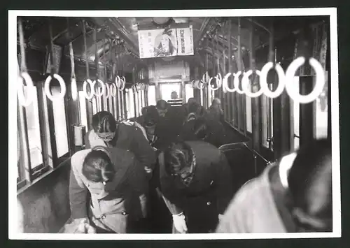 Fotografie Ansicht Tokio, Ehrenbezeugung japanischer Bürger in der U-Bahn am Tage des Imperiums