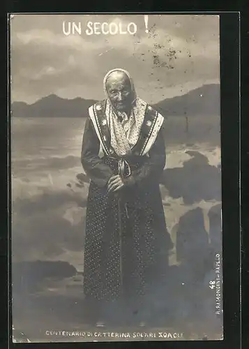 AK Un secolo!, 100 jährige mit Kopftuch vor Bergpanorama