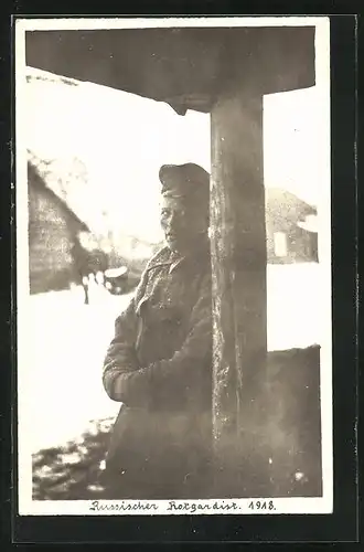 AK Russischer Rotgardist vor einer Hütte stehend, 1918