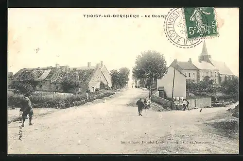 AK Thoisy-la-Berchere, Le Bourg, vue sur l`Eglise