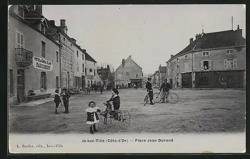 AK Is-sur-Tille, Place jean Durand, Kind mit Dreirad und Radfahrer vor dem Hotel du Cheval Blanc