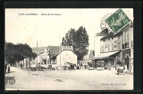 AK Les Laumes, Hotel de la Gare en Rue de la Gare, Personnes avant l`Hotel