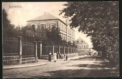 AK Jilmenice, Fussgänger auf der Strasse