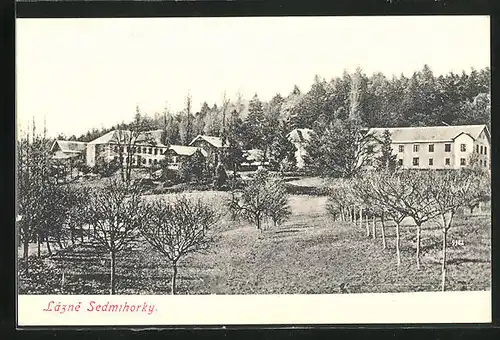 AK Lázné Sedmihorky, Ortspartie mit Wald im Hintergrund