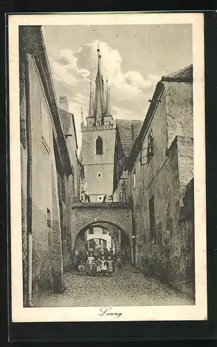 AK Laun / Louny, Strassenpartie mit Blick zum Kirchturm