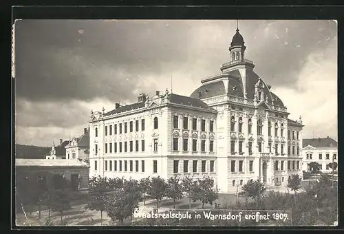 AK Warnsdorf / Varnsdorf, Staatsrealschule von der Seite gesehen