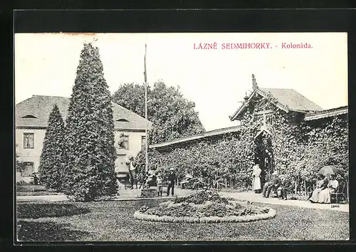 AK Lazne Sedmihorky, Leute vor der Kolonnade im Park