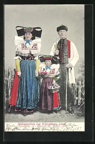 AK Schaumburg-Lippe, Paar mit Tochter in Trachtenkleidung