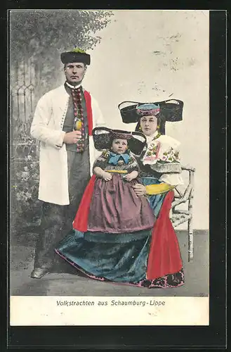AK Schaumburg-Lippe, Paar mit kleiner Tochter in Trachten