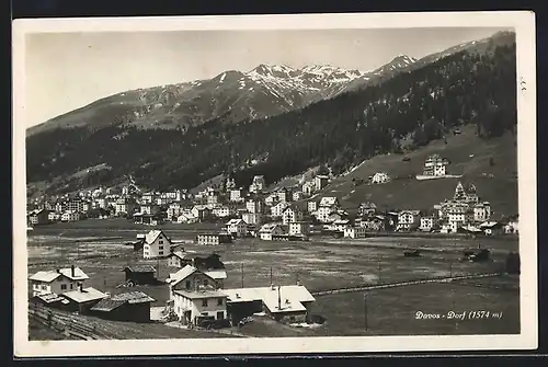 AK Davos-Dorf, Ortsansicht gegen das Gebirge