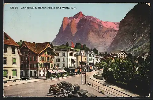 AK Grindelwald, Strassenpartie am Bahnhofplatz mit Blick zum Wetterhorn