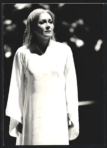 AK Bayreuth, Bayreuther Festspiele, Schauspielerin Elsa-Karan Armstong im weissen Kleid