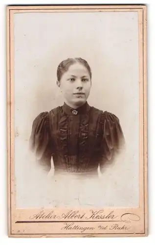 Fotografie Albert Kessler, Hattingen, junge Frau Alma im dunklen Kleid mit Brosche