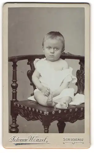 Fotografie Johann Wenzel, Schluckenau, niedlicher Knabe Klemmer auf einem Stuhl sitztend