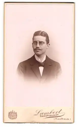 Fotografie Lambert, Dresden, Seestr. 21, Portrait Herr Dr. Hans Schreiber mit Zwickerbrille, 1898