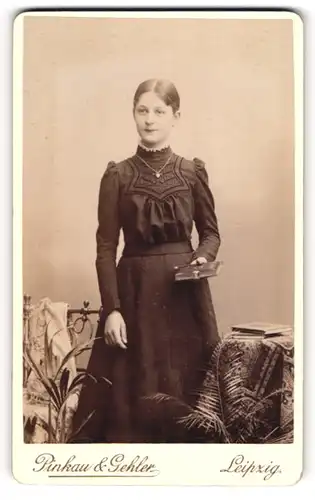 Fotografie Pinkauer & Gehler, Leipzig, junges Mädchen Frieda Erler im dunklen Kleid, 1902