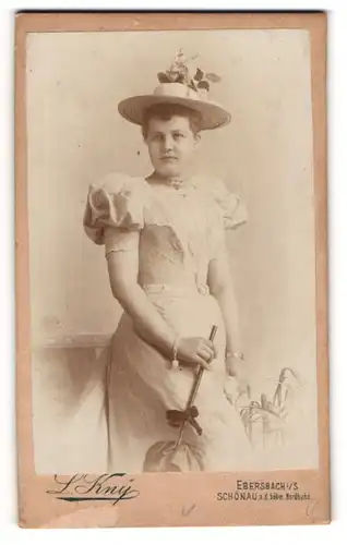 Fotografie L. Kny, Ebersbach i. S., junge Frau Mariea Klemmer, geborene Hille im Sommerkleid mit Hut