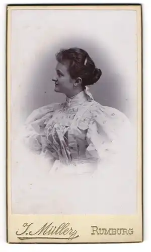 Fotografie J. Müller, Rumburg, junge Frau Lina Suchy im hellen Kleid, 1896