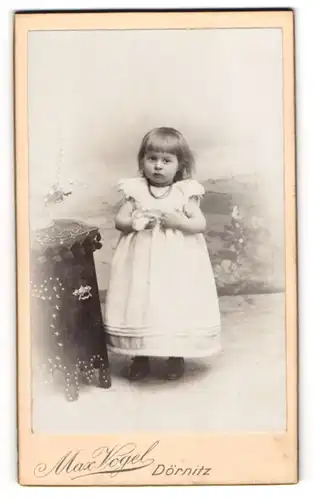 Fotografie Max Vogel, Dörnitz, niedliches kleine Mädchen im hellen Kleid mit Halskette, 1901