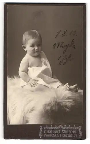 Fotografie Adalbert Werner, München, kleines Mädchen Magdalena Döppel auf weissen Fell, 1913