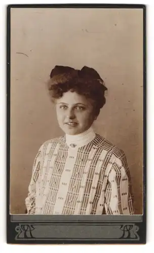 Fotografie Fotograf unbekannt, Warnemünde, Portrait junge Frau Hanna Preuss im gemusterten Kleid, 1905