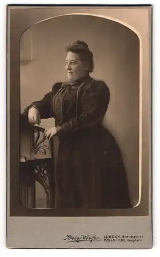 Fotografie Atelier Woelfer, Lübeck, Portrait Frau Anna Räphel, Pensionsmutter aus Lübeck, 1907
