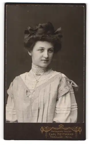 Fotografie Carl Heitmann, Friedland i. Meckl., hübsche junge Frau Anna Schumacher mit hochgesteckten Haaren, 1910