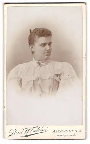 Fotografie Paul Winkler, Altenburg i. Sa., junge Frau Elisabeth Weber im hellen Kleid