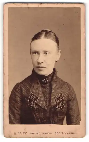 Fotografie H. Fritz, Greiz i. V., Portrait Frau Anna Heller im dunklen Kleid mit Brosche