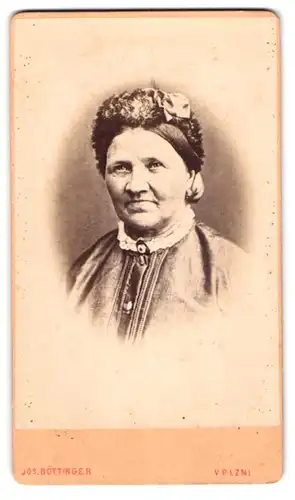 Fotografie Jos. Böttcher, Pilsen, Portrait ältere Dame Frau Sroulek mit Kopfschmuck, 1873